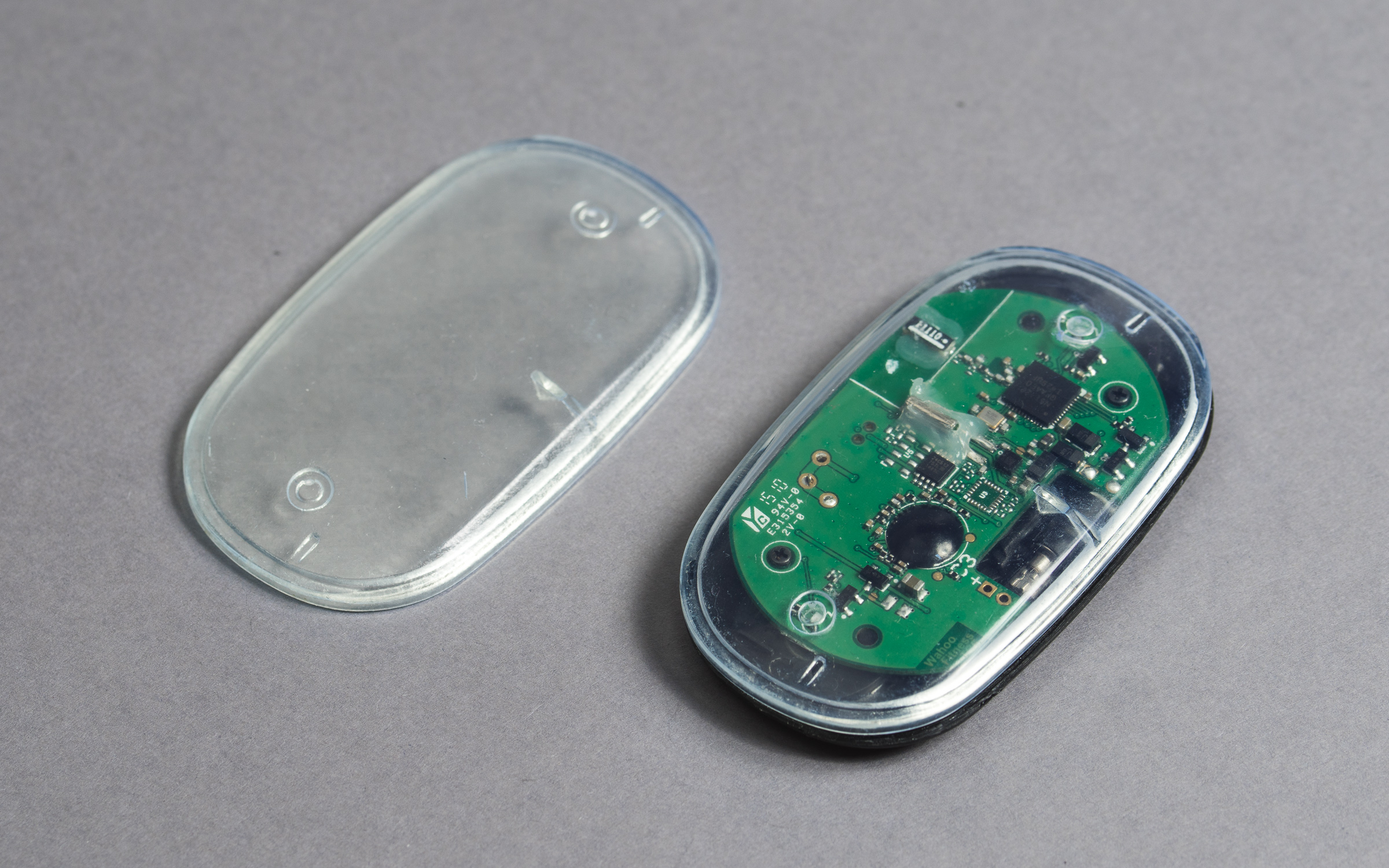 قطعات تولید شده با پرینتر سه بعدی SLA و پرداخت شده به روش استفاده از اسپری محافظ UV شفاف (سمت چپ) و پولیش برای رسیدن به سطح کاملا شفاف (سمت راست).
