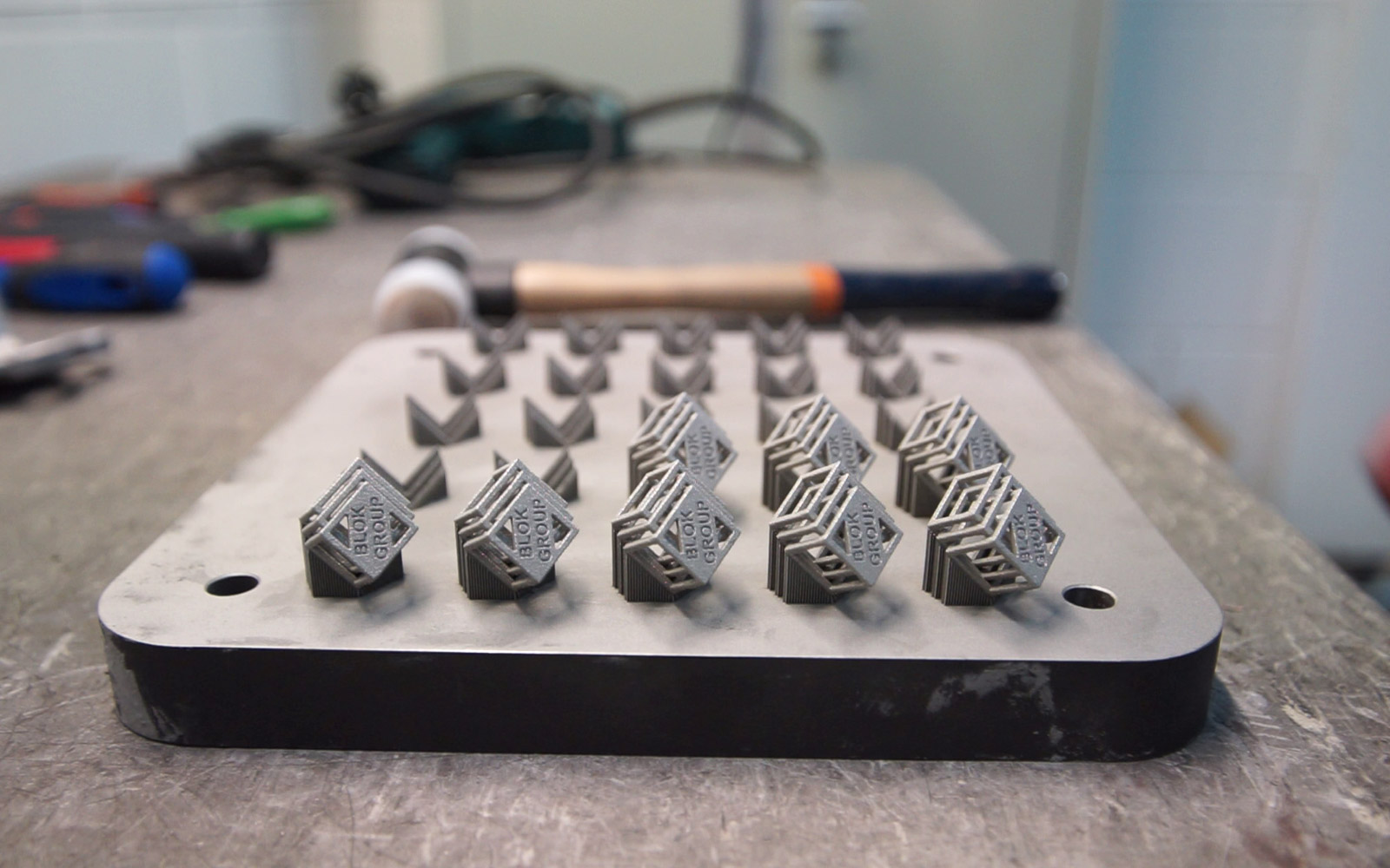 پرینت های فلز متصل به سینی ساخت به همراه سازه ساپورت