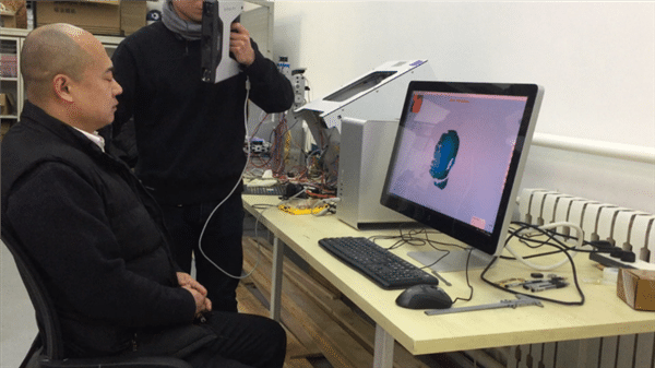 تصویری از اسکن مغز شخص با استفاده از اسکنر سه بعدی