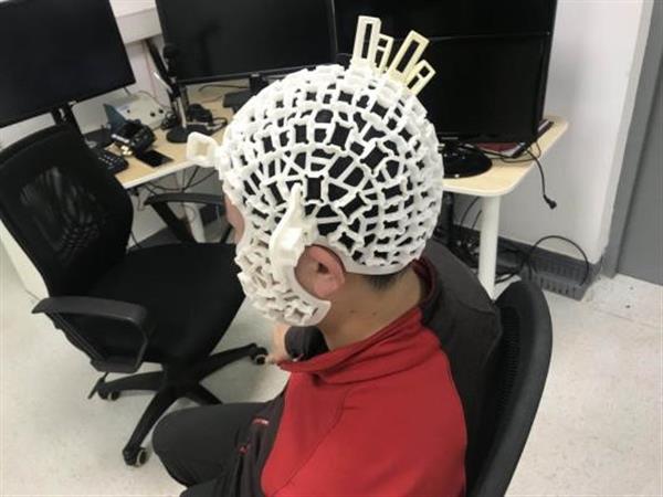 استفاده از کلاه امواج مغزی پرینت سه بعدی شده